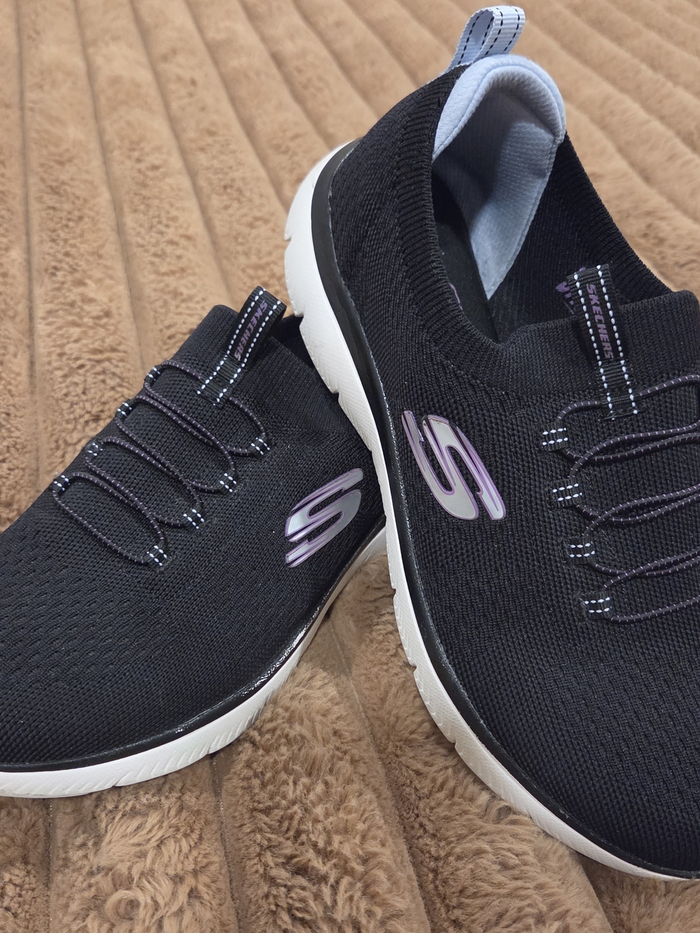 Skechers Women's Summit Trainers in Black and Purple, Size 9 Slip On Bungee Cord